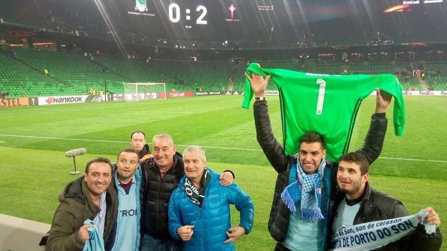 Algunos de los aficionados célticos celebran el triunfo del equipo en el estadio del Krasnodar.