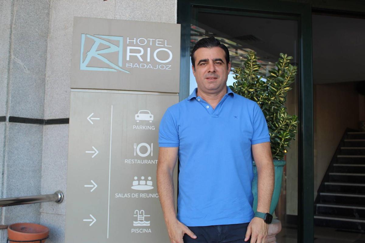 El gerente José Luis Iniesta posa junto a una de las entradas del Hotel Río.