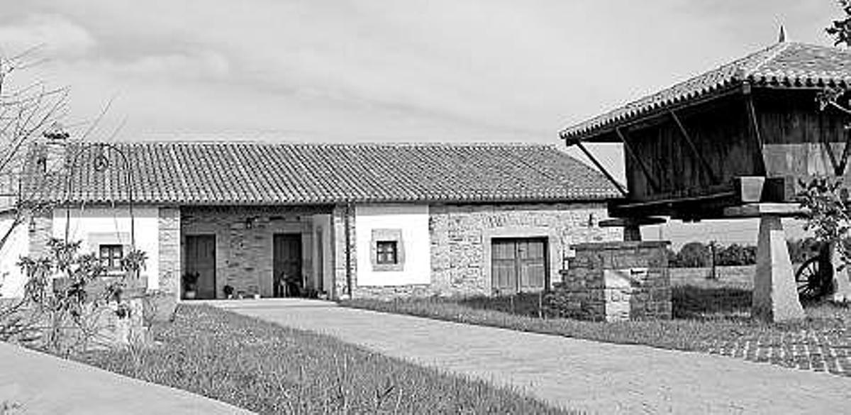 Casa mariñana, con pozo y hórreo, en Villaverde.
