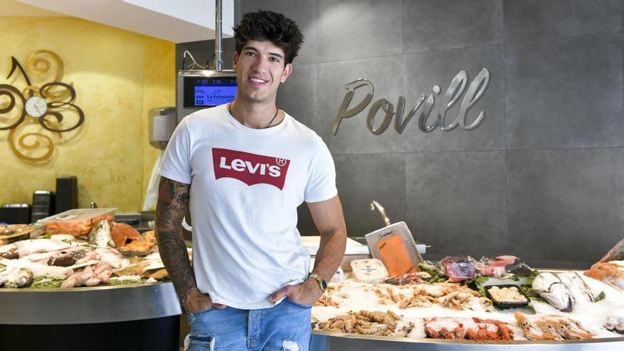 Aleix Puig a la peixateria que la família té a Manresa