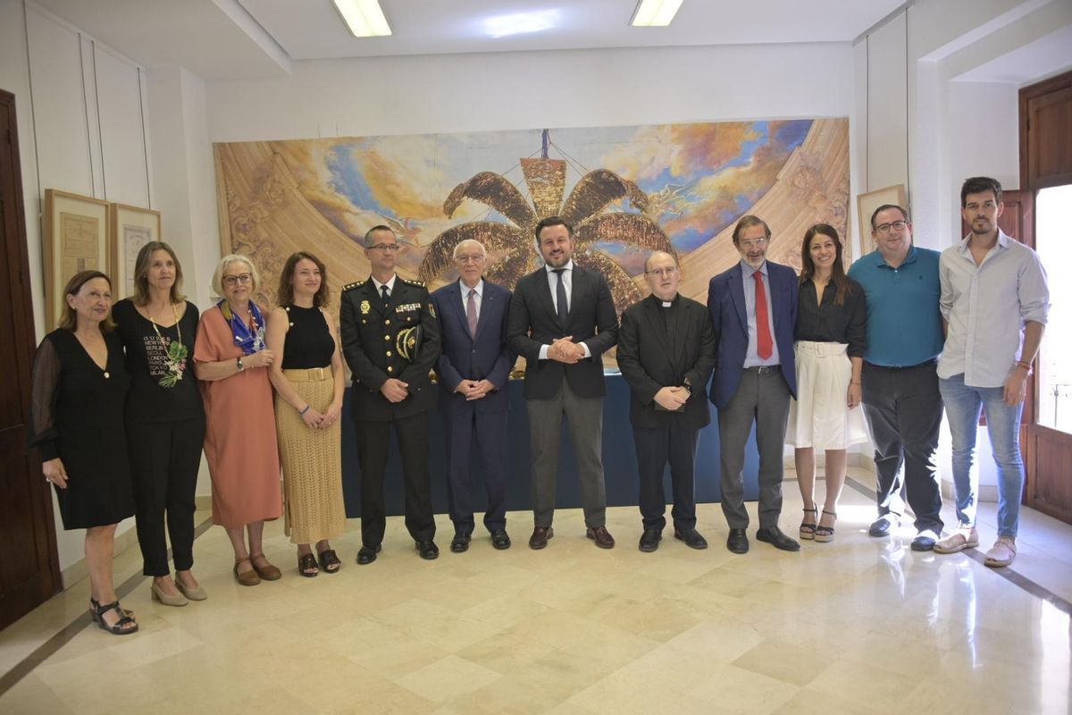 Representantes del Misteri y municipales, junto a Montore y Pujalte
