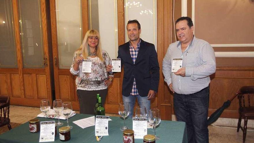 Begoña Rodríguez, Manuel González Vergara y Manuel Mosquera en el acto de presentación. // Iñaki Osorio