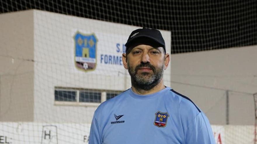 Víctor Basadre posa como entrenador del Formentera