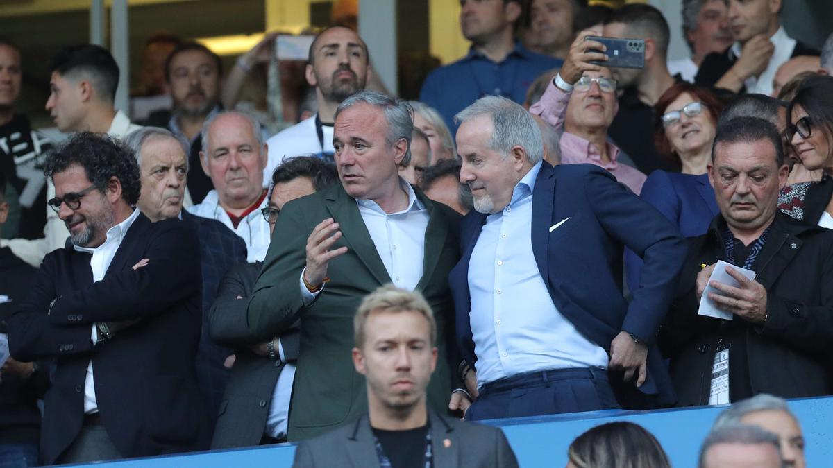 Azcón y el presidente del Real Zaragoza, Jorge Mas, en el palco de La Romareda.