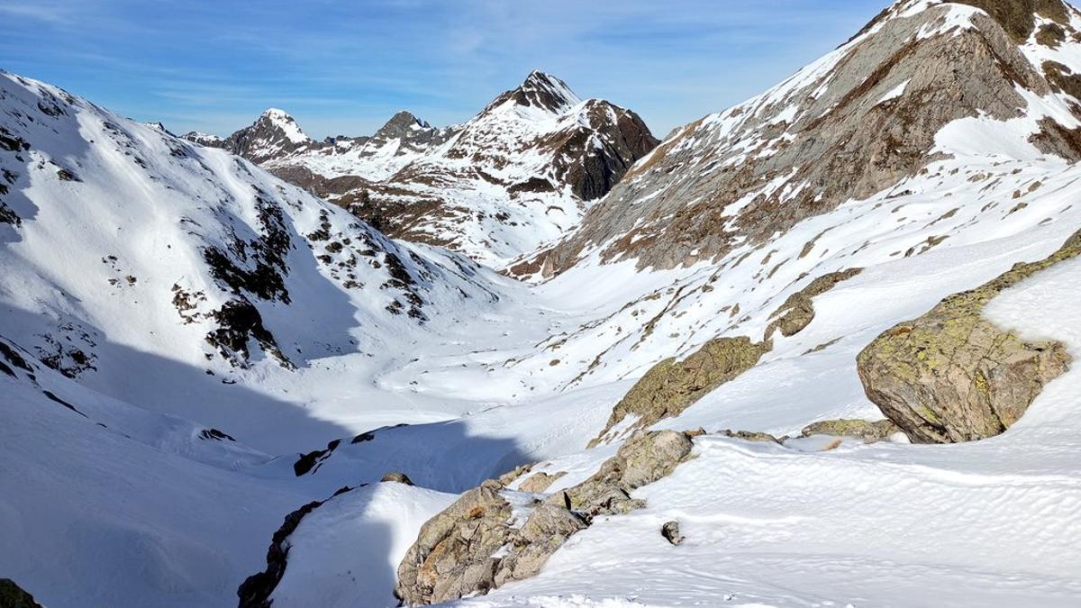 La panorámica del macizo de Maladeta, con el majestuoso Aneto y las crestas de Ixalenques y Tempestades.