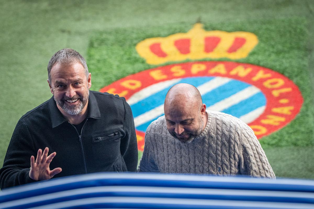 Hansi Flick y Manolo González, técnicos del Barça y el Espanyol, este viernes en el RCDE Stadium de Cornellà.