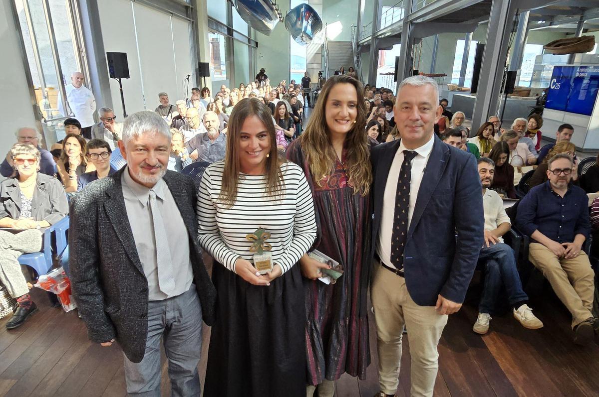 Fran Alonso (director de Edicións Xerais de Galicia), Abril Camino (Premio Xerais de Novela), Érica Esmorís (Premio Merlín de Novela), e Valentín García (secretario xeral da Lingua), posando diante do público asistente Fran Alonso (director de Edicións Xerais de Galicia), Abril Camino (Premio Xerais de Novela), Érica Esmorís (Premio Merlín de Novela), e Valentín García (secretario xeral da Lingua), posando diante do público asistente