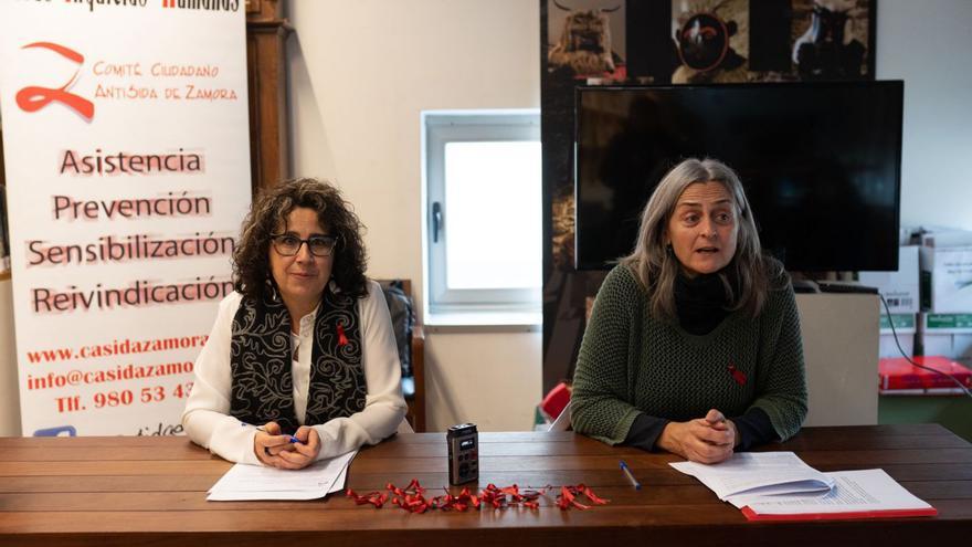 La presidenta del Comité Antisida, Silvia Alonso (izq.) con la trabajadora social Alicia Escarda. | Emilio Fraile