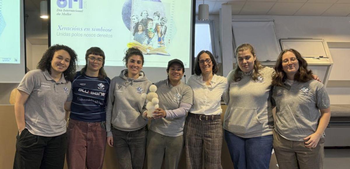 Varias representantes del Vigo Rugby Club, con el premio. | FIRMA