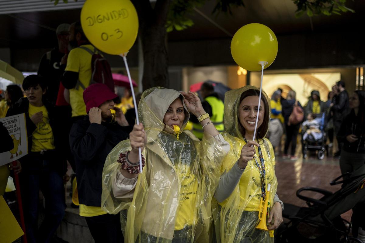 Dos manifestantes durante la marcha de Zaragoza para reclamar mejoras en el ciclo de 0 a 3 años.