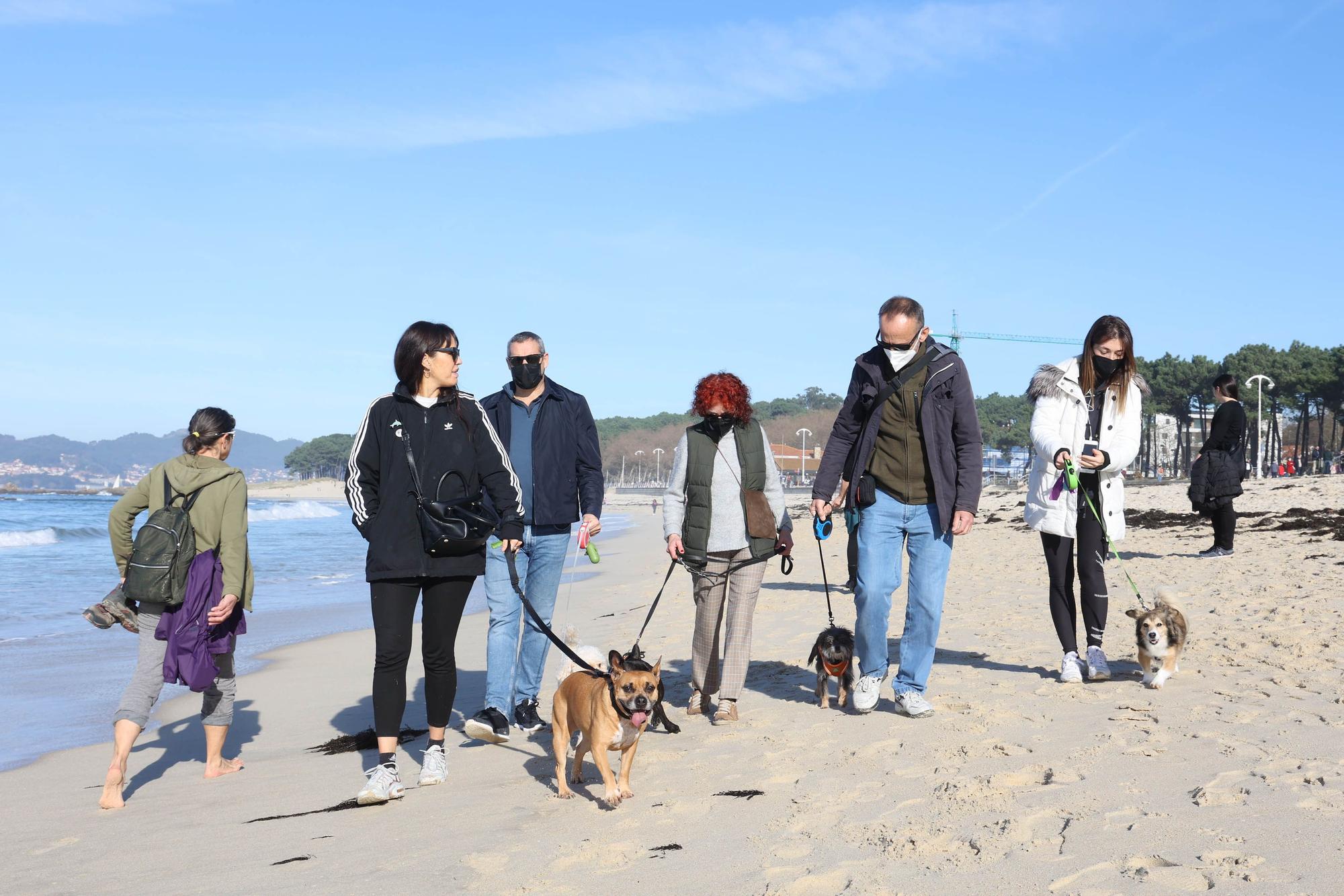 Vigueses y mascotas disfrutan del buen tiempo en Samil