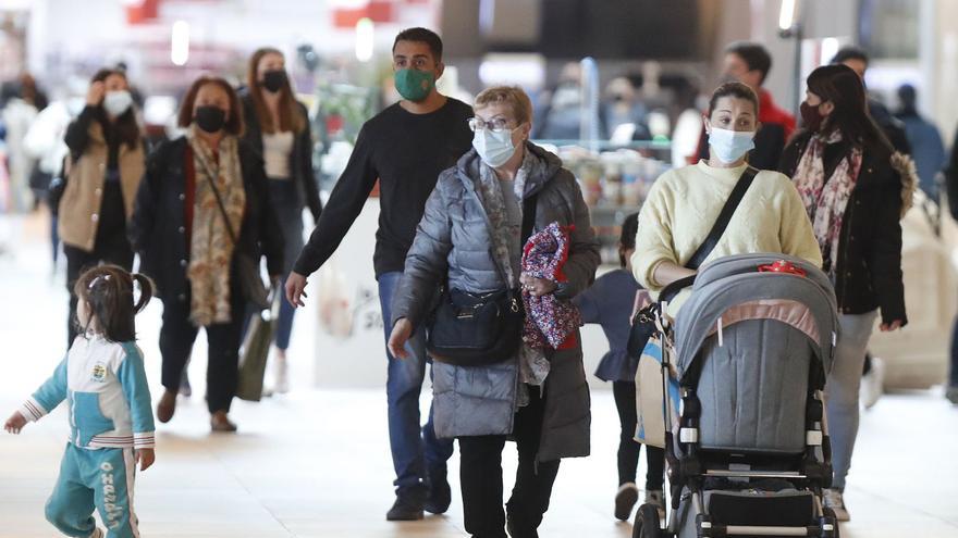 Personas en un centro comercial de Vigo en el último día de mascarilla obligatoria.