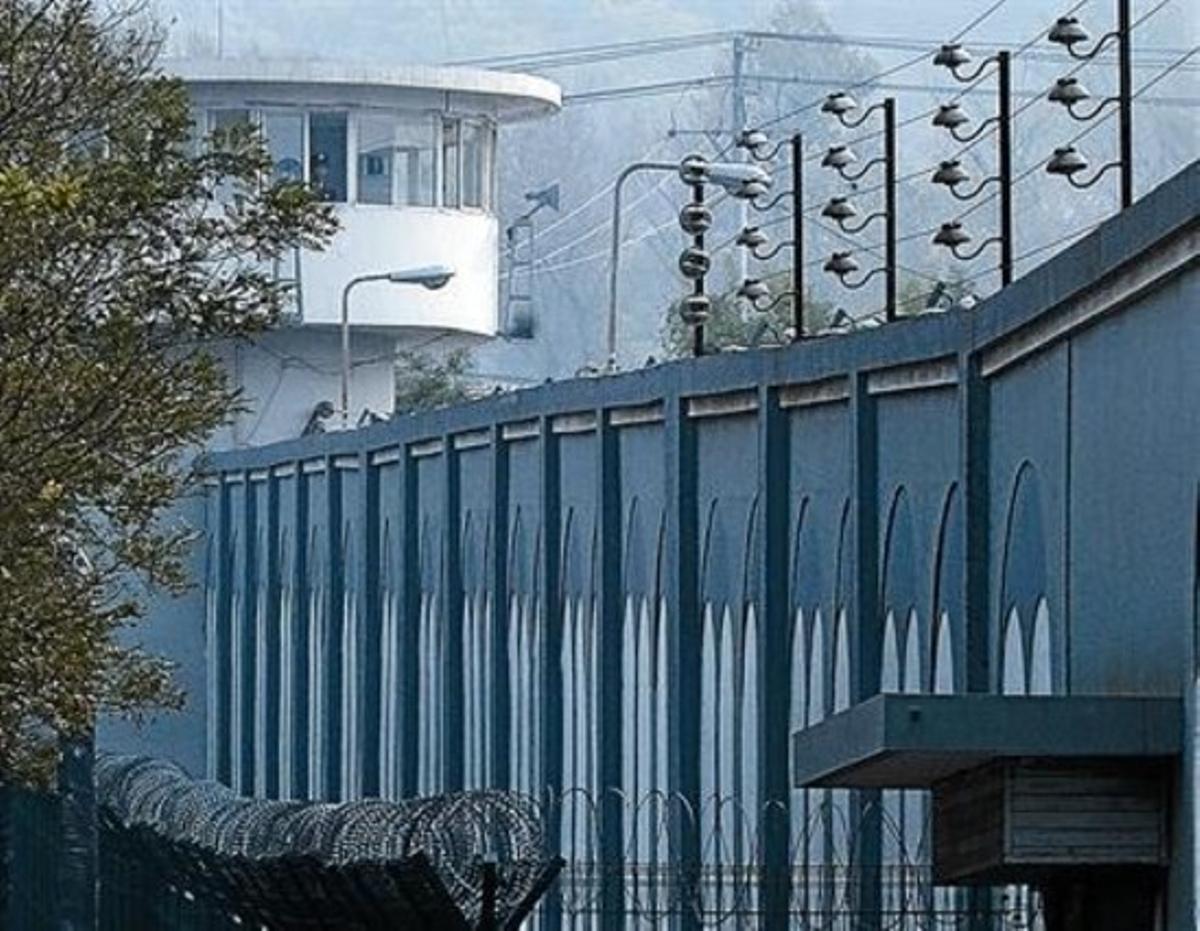 Un guàrdia vigila des de la torreta la presó on Liu Xiaobo està empresonat, ahir, a Jinzhou.