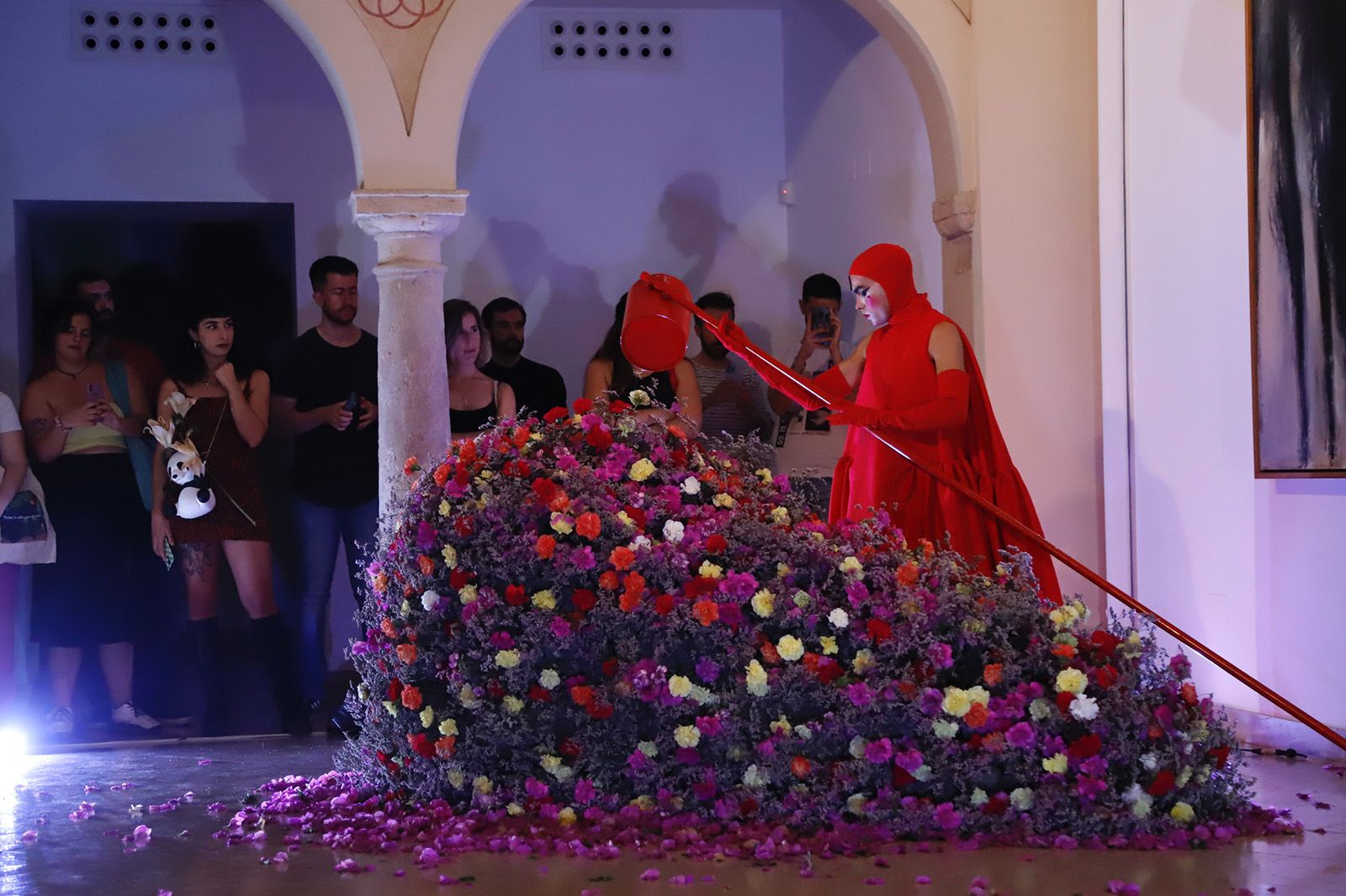 Flora se despide con la tradicional guerrilla floral y una performance de Carvento