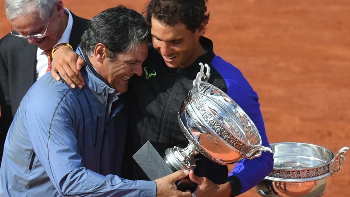 Toni Nadal y Rafa, se abrazan en el podio, en un momento muy emotivo para el técnico