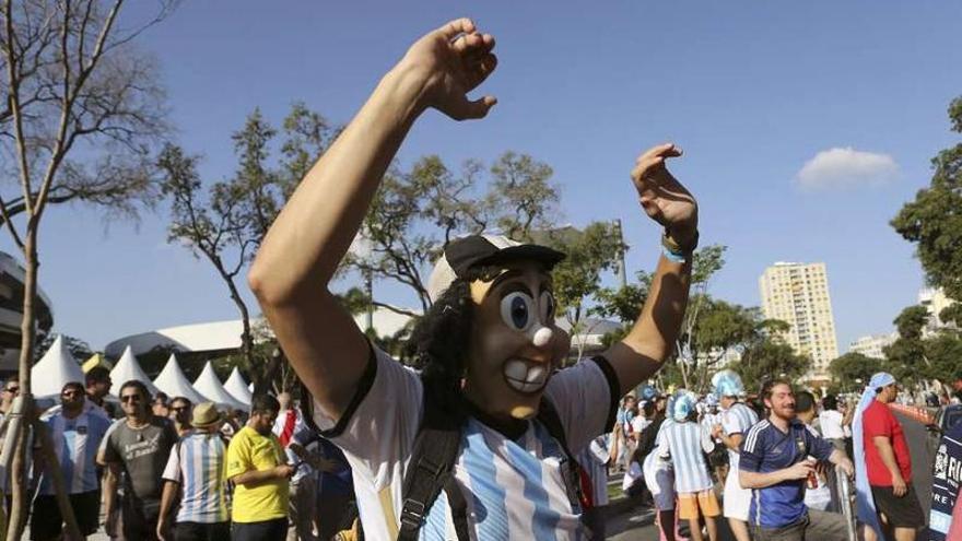 Los hinchas argentinos, ayer en el exterior de Maracaná.