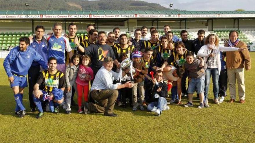 Jugadores y aficionados del Areas posan con la copa de campeón de Regional Preferente. // José Lores