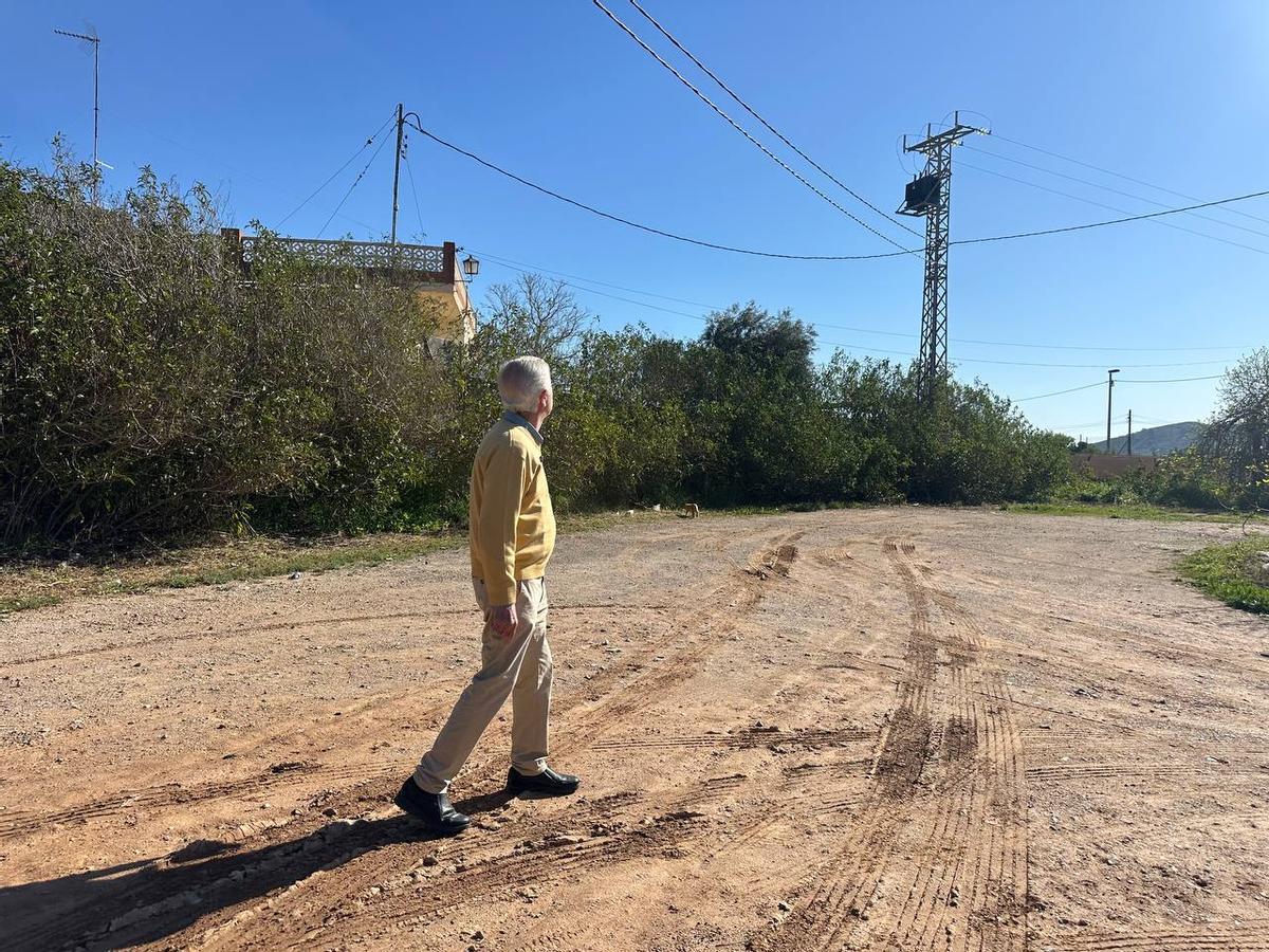 Pérez Abellán observa la red eléctrica de Perín en la zona oeste de Cartagena