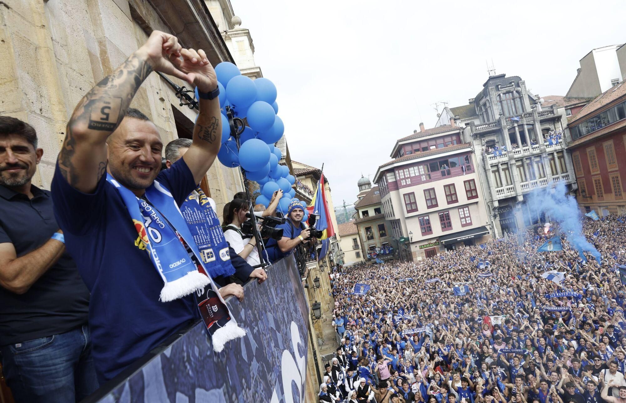 Locura azul en las calles de Oviedo para celebrar el ascenso del equipo a Primera División