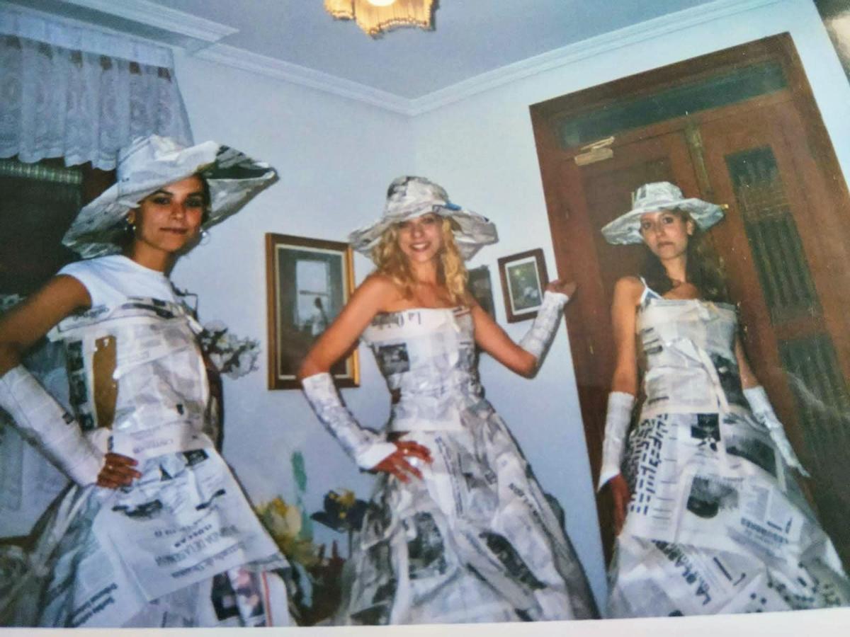 Mairena Vara y sus compañeras en el concurso de disfraces de Bratocino, en 2001
