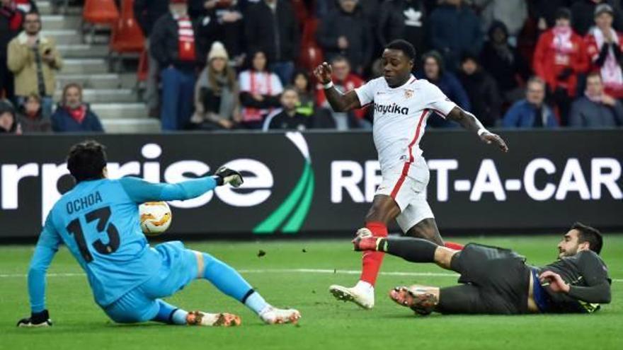 El sevillista Promes intenta, sense èxit, superar Ochoa.