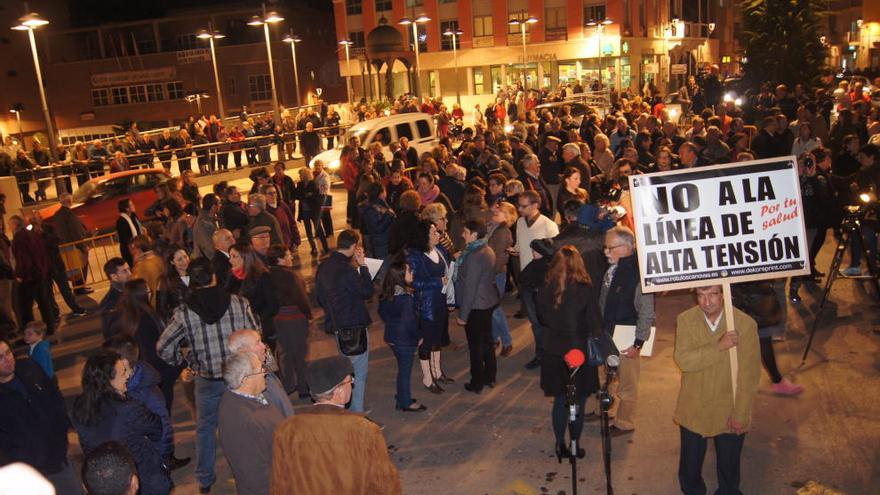 Cientos de vecinos se manifiestan frente al ayuntamiento.