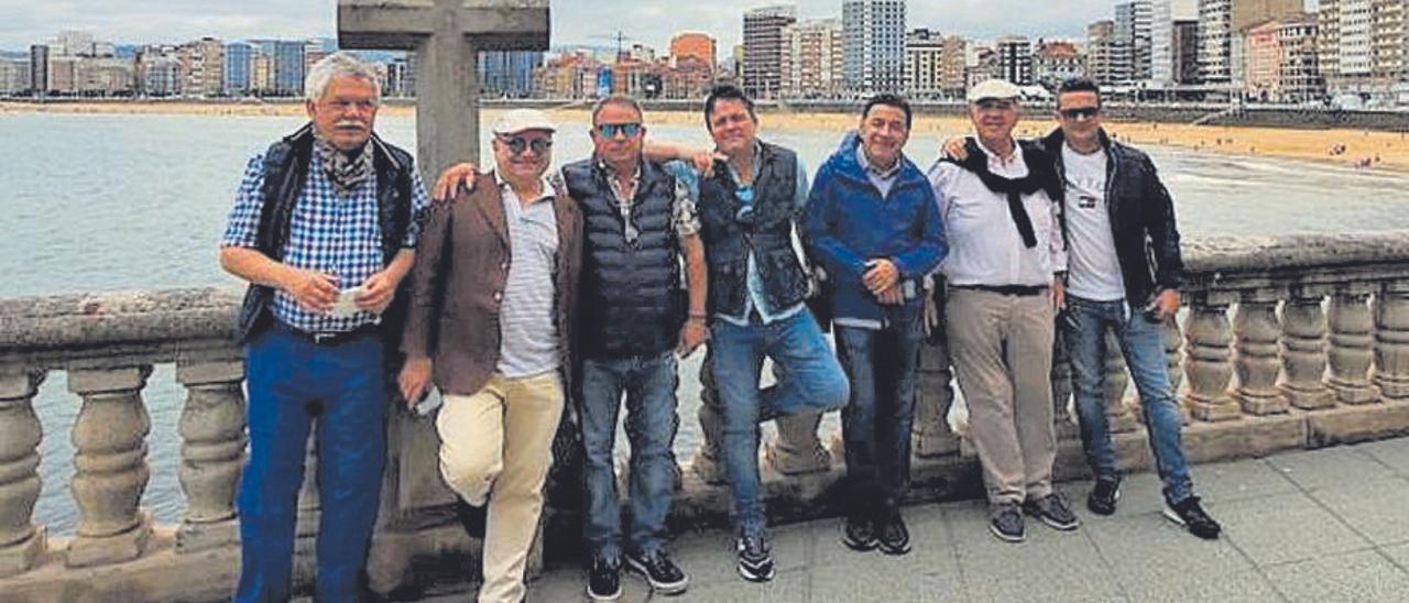 El grupo de amigos grancanarios en el paseo de la playa de San Lorenzo, en Gijón.