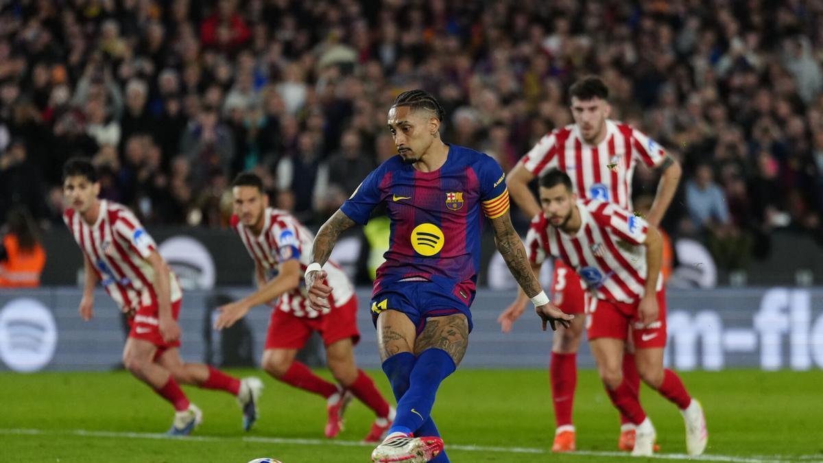 Raphinha chuta el penalti para marcar el 2-0, durante el partido de vuelta de las semifinales de la Copa del Rey