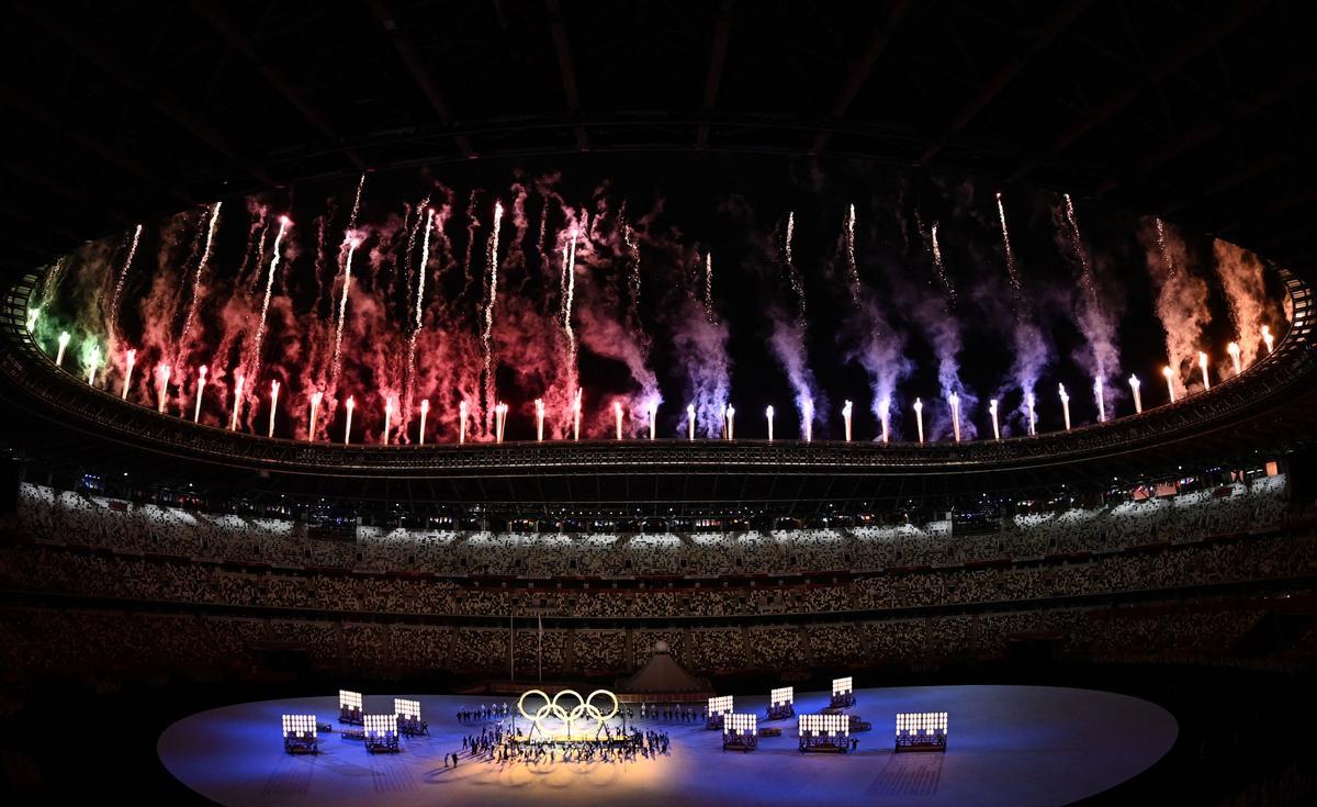 Los aros olímpicos, formados por los actores que han llevado a cabo la inauguración de los Juegos Olímpicos de Tokyo.