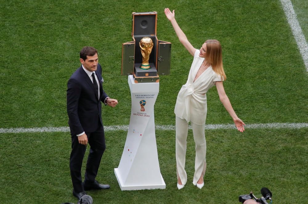 Iker Casillas y Natalia Vodianova con la Copa