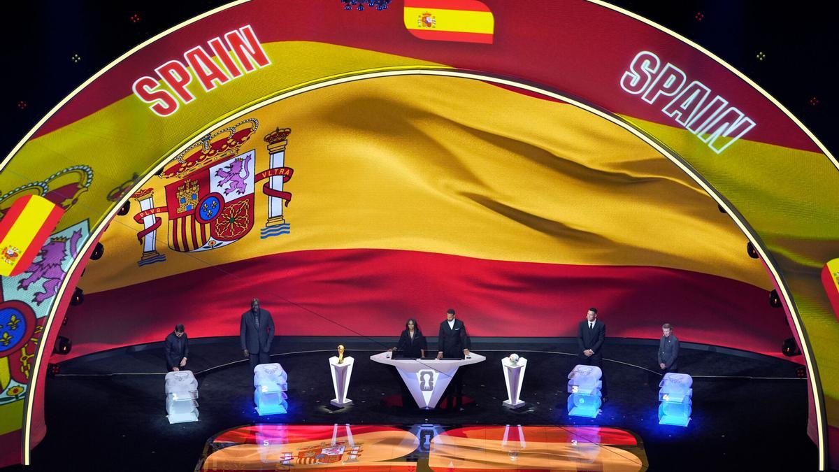 Desde la izquierda; el ex jugador de la NFL Tom Brady, el ex jugador de la NBA Shaquille O'Neal, la locutora Samantha Johnson, el ex capitán de fútbol de Inglaterra Rio Ferdinand, Aaron Judge de los Yankees de Nueva York y el ex jugador de la NHL Wayne Gretzky participan en el sorteo de la Copa Mundial de fútbol 2026 en el Kennedy Center en Washington, el viernes, diciembre. 5, 2025. (AP Foto/Alex Brandon).