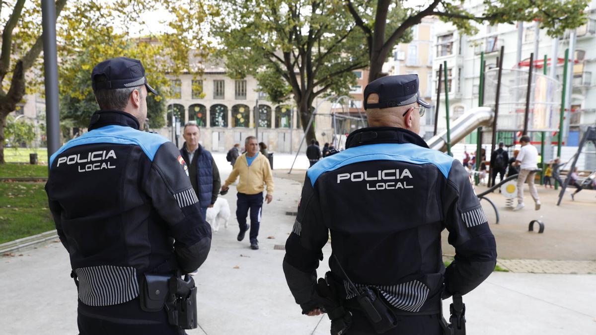 Dos agentes de la Policía Local.