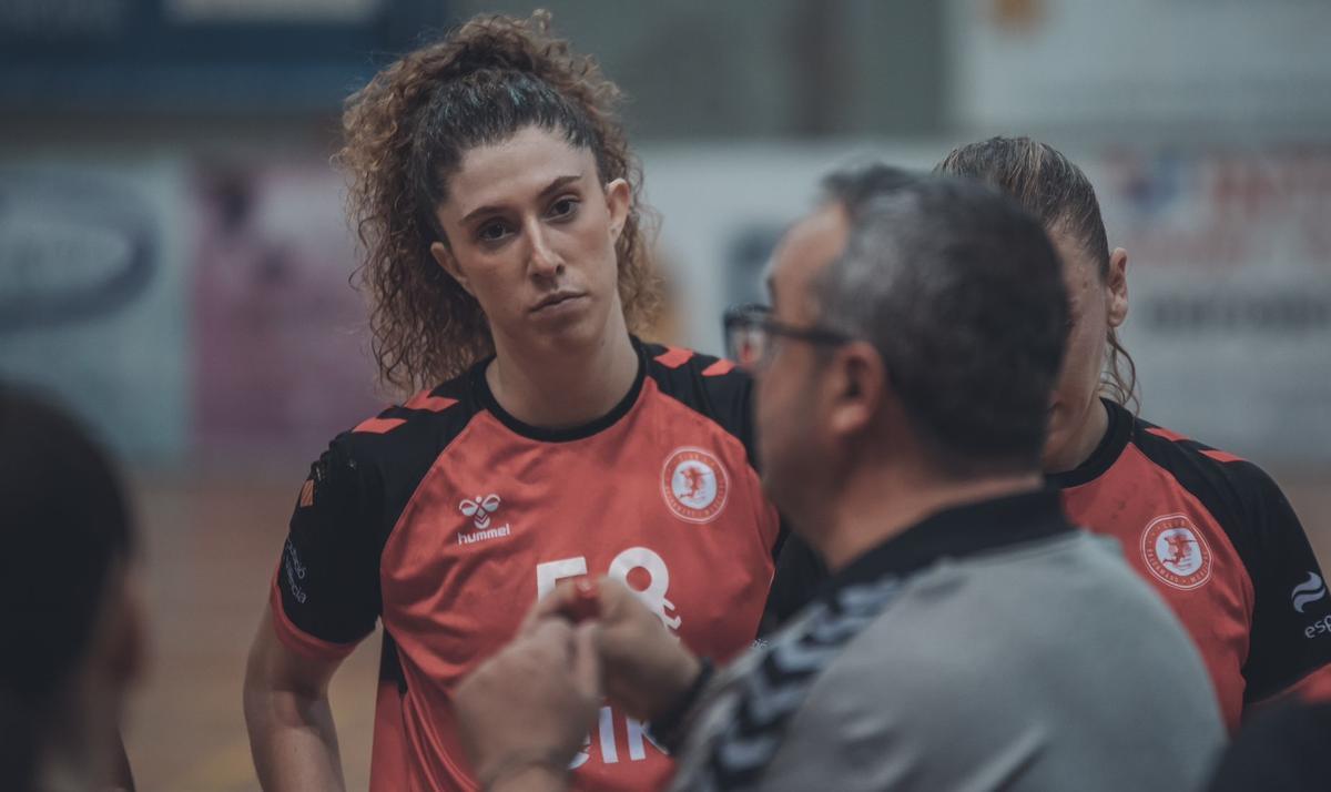 Claudia Juan sigue las instrucciones de Manu Etayo.