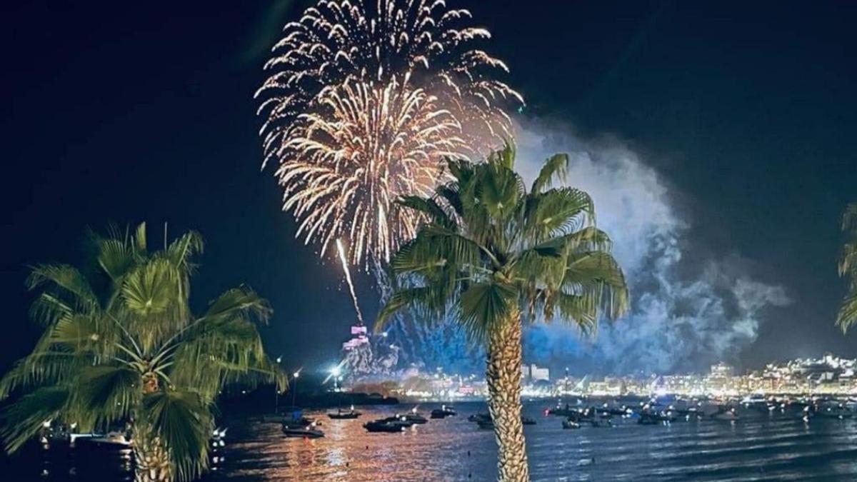 Un castillo de fuegos artificiales en Águilas.