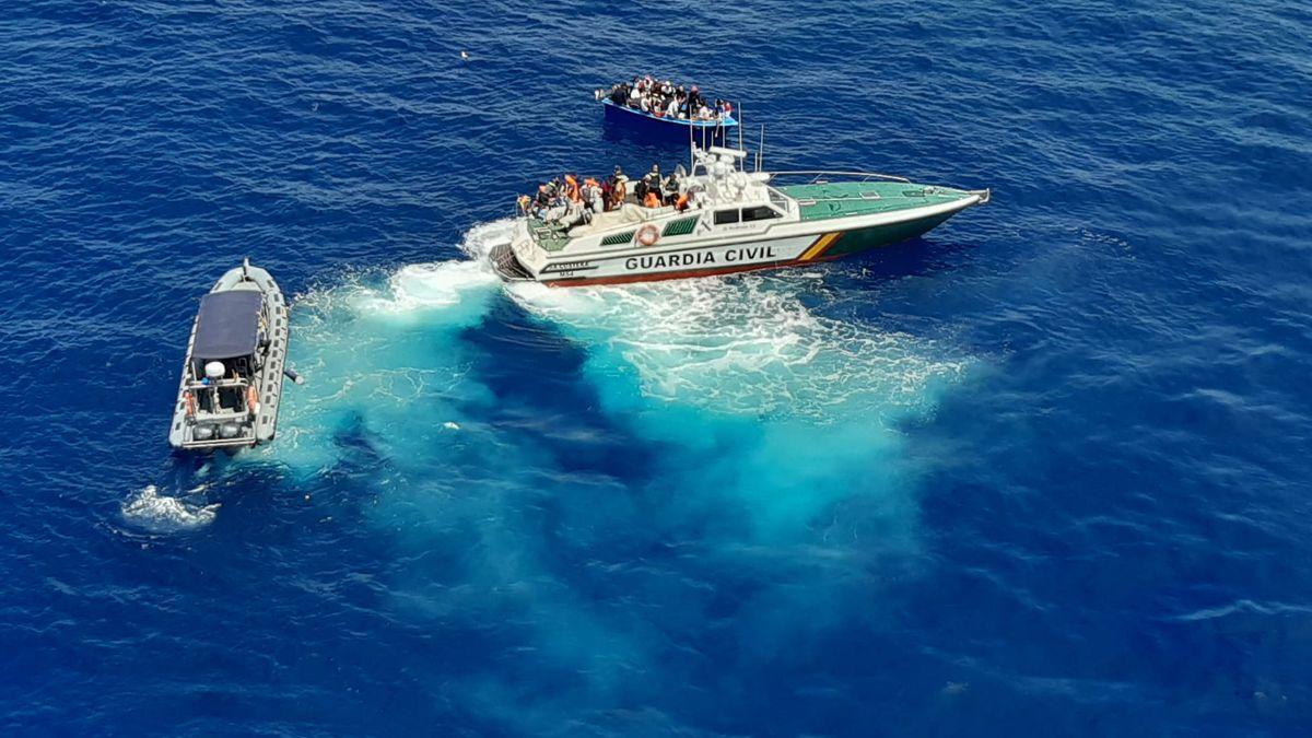 Die Guardia Civil bringt südlich von Portocolom ein Boot mit Migranten auf (Archivbild)