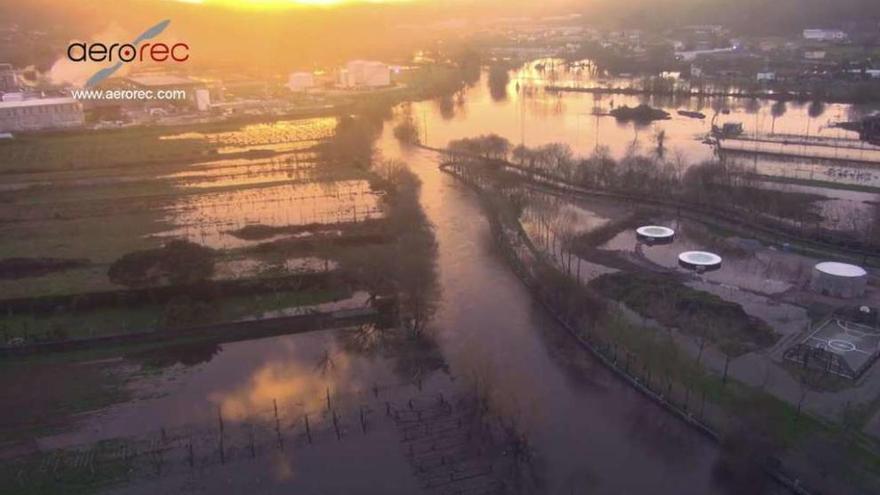 En esta imagen aérea se observa cómo el Umia ocupaba fincas y terrenos en Caldas. // Aerorec