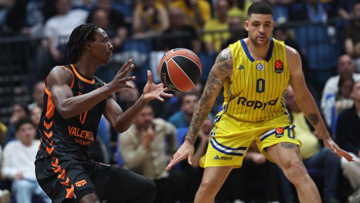 Brancou Badio recibe ante la atenta mirada de Lundberg