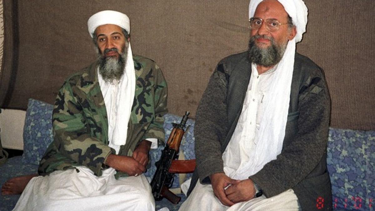 Bin Laden (izquierda) junto al que dicen que le sucederá, el egipcio Ayman al-Zawahiri, en una imagen del 2001.