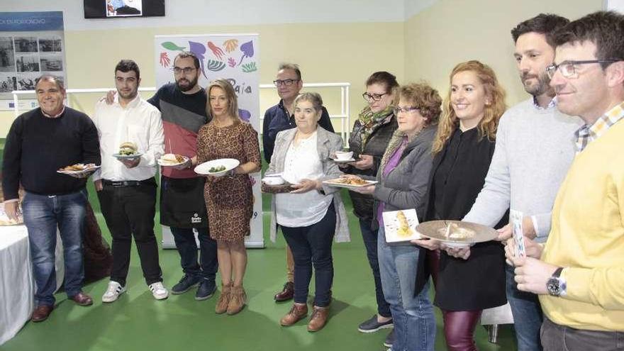 Los representantes de los locales, con el concejal de Turismo, muestran los pinchos. // S.A.