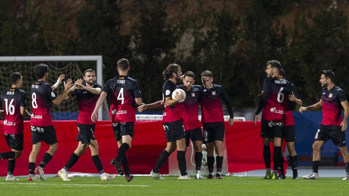 Los jugadores de La Nucía celebran un gol