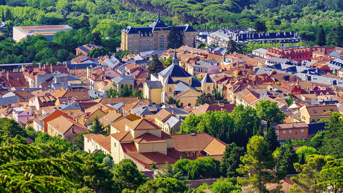 El casco antiguo de San Lorenzo, con sus tejados rojizos y su entorno natural, acoge una Navidad llena de tradición y vida cultural.