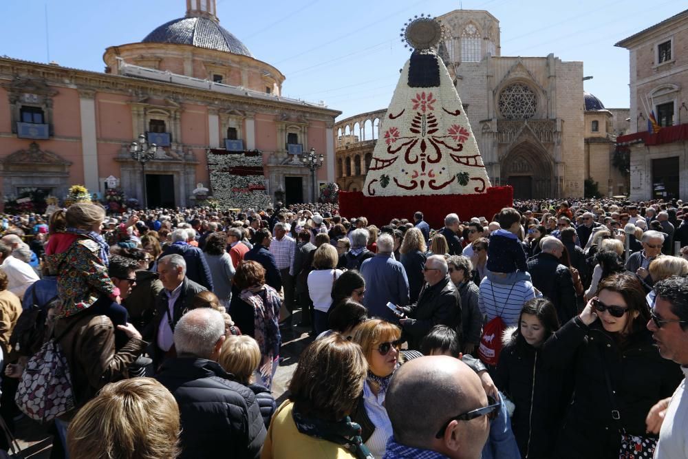 La Mare de Déu luce su manto en la Plaza de la Virgen