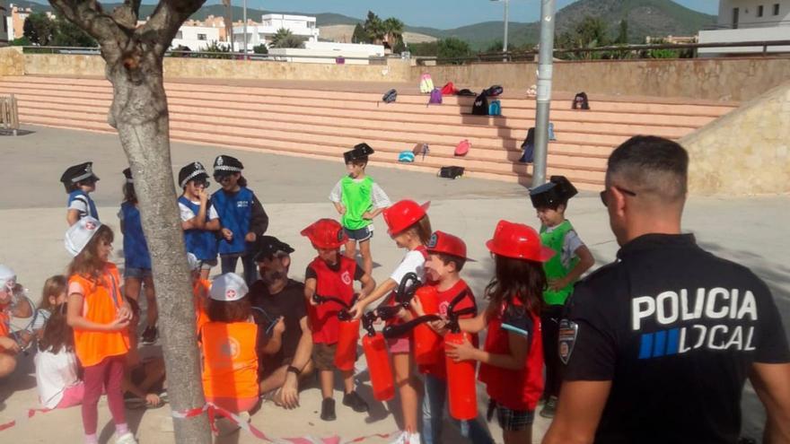 Pequeños bomberos, sanitarios y policías contra las emergencias en Ibiza