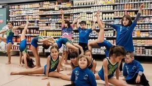 Gimnastas del Club Gimnàstic Fedac de Lleida en la campaña de Caprabo