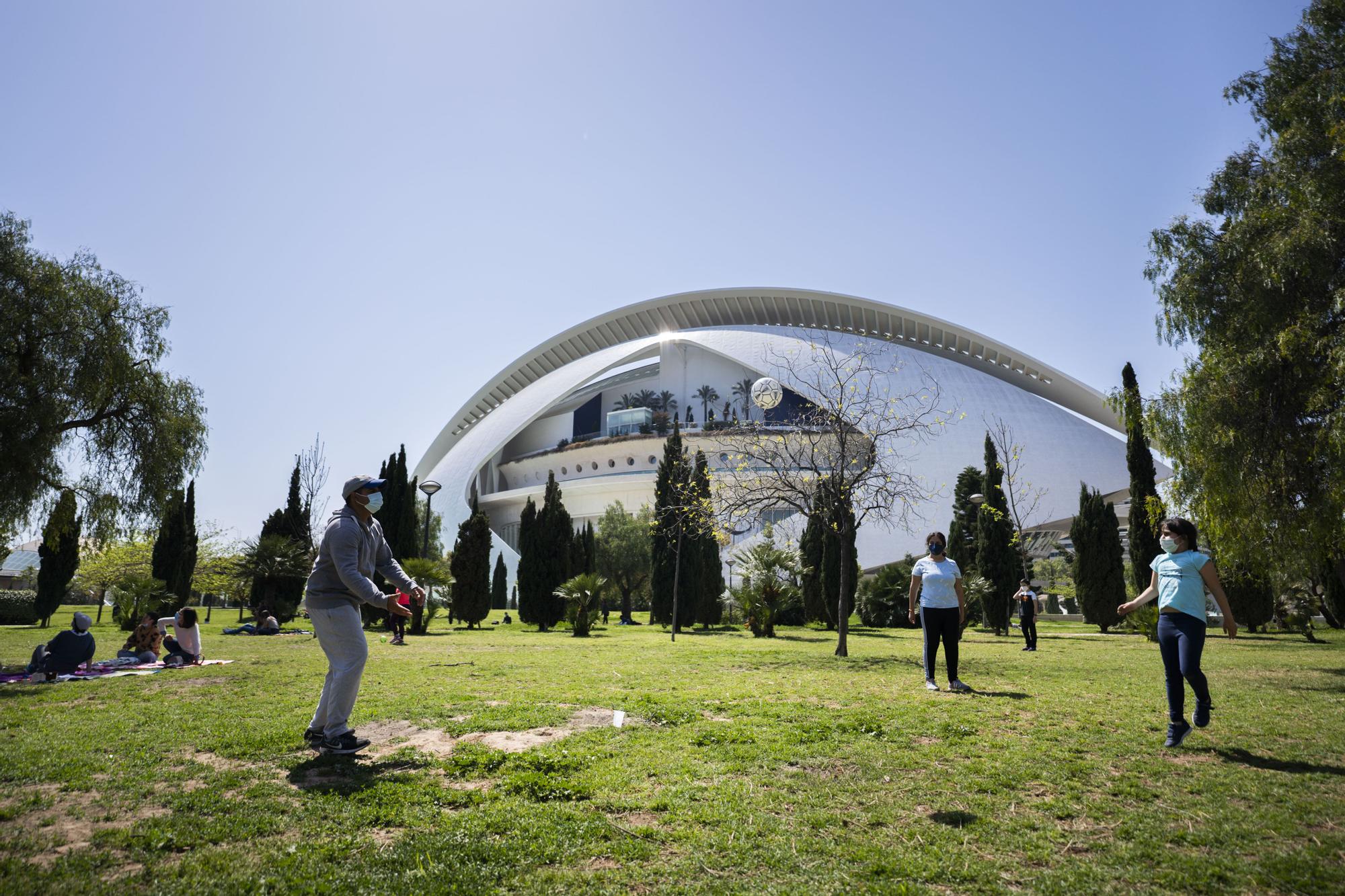 Los valencianos se lanzan a la calle en un soleado lunes de Pascua