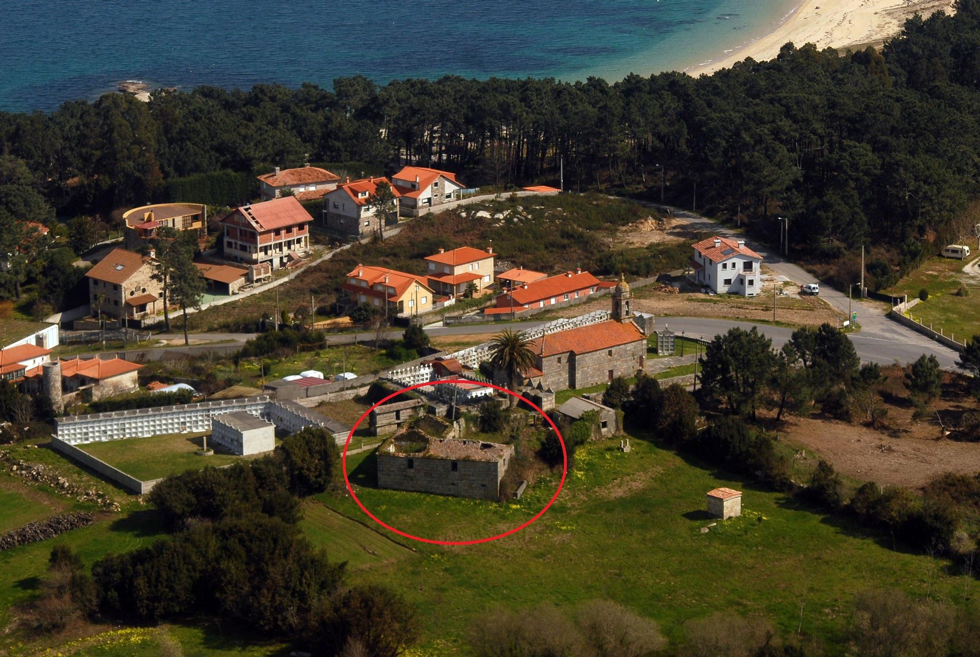 Una vista aérea de archivo correspondiente a la zona que ocupan la iglesia y la Horta do Cura. Con el círculo se marca la vieja casa rectoral.