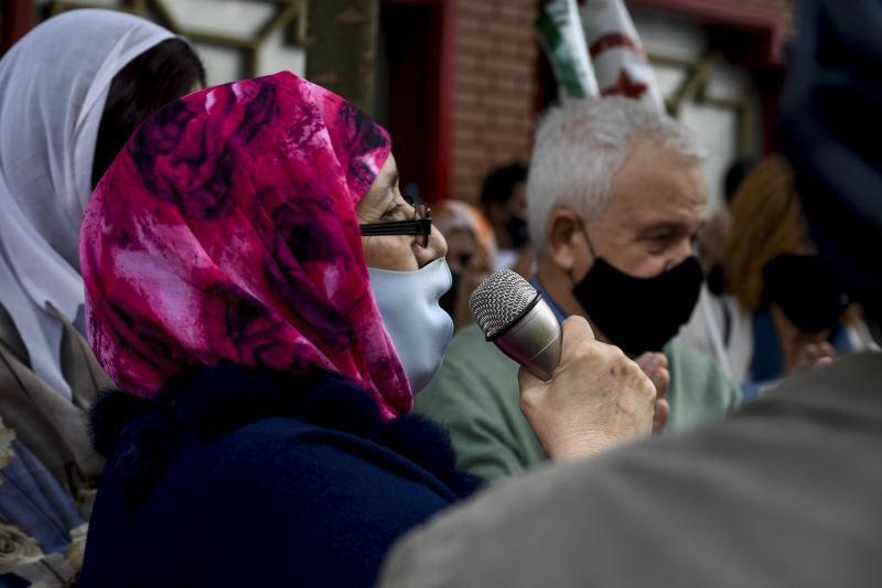 Manifestacion de saharauis delante del Consulado de Marruecos