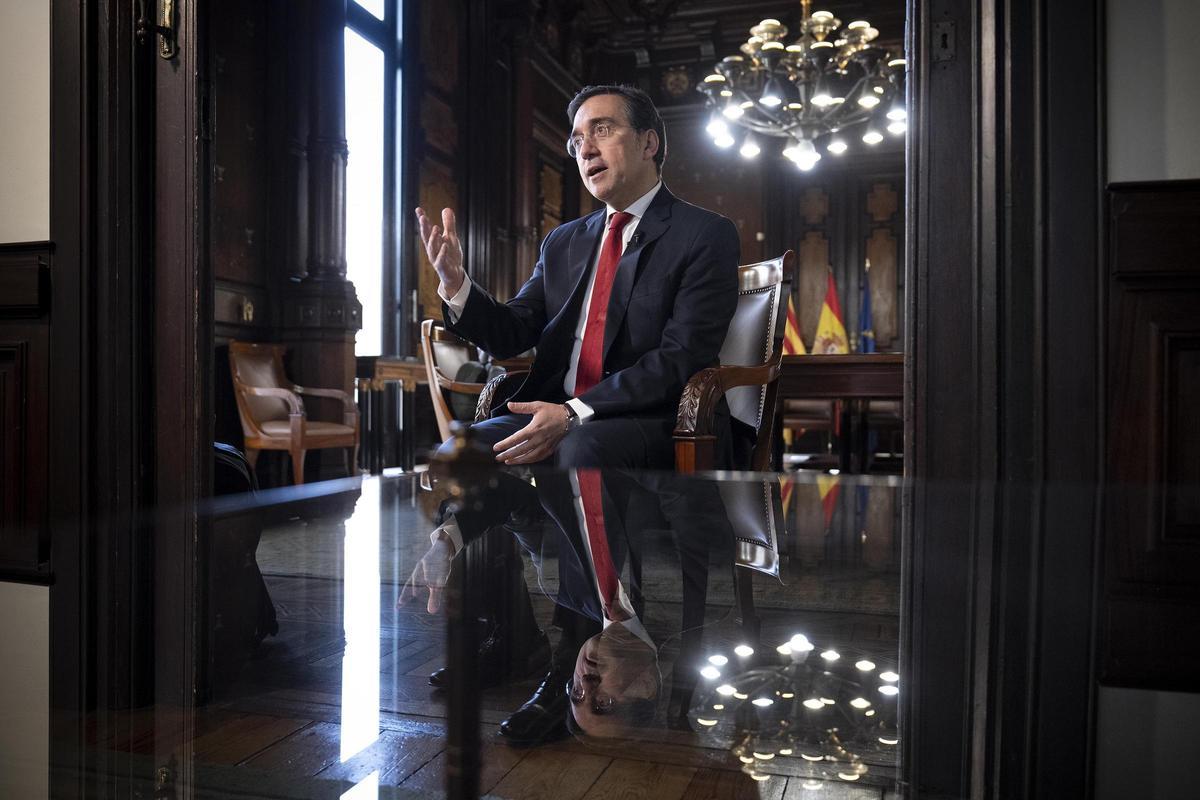 El ministro de Exteriores José Manuel Albares durante la entrevista con EL PERIÓDICO
