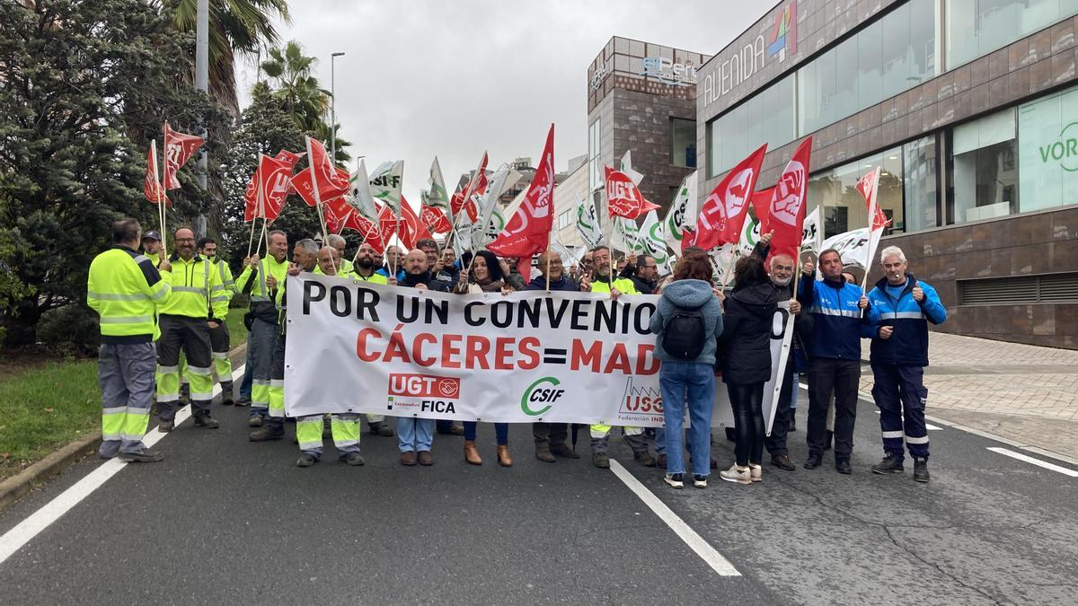 Protesta de los trabajadores de Cáceres, ayer.