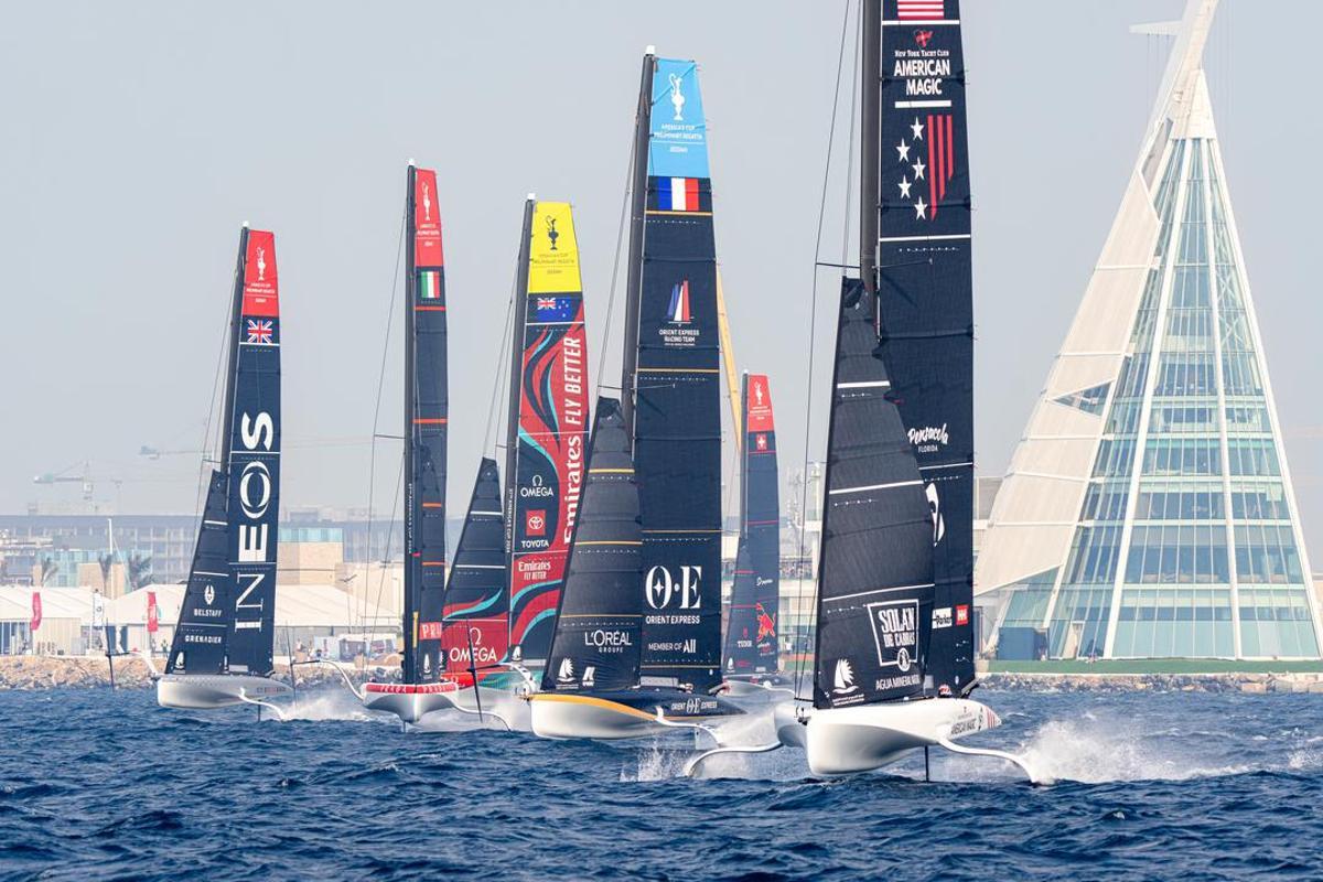 Los seis equipos en la segunda jornada de la regata preliminar de Jeddah de la Copa América de vela.